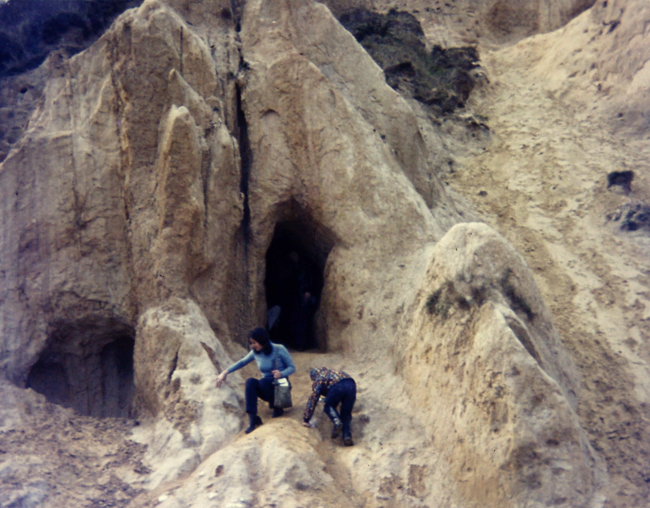 1972.03.25 IOW. Whitecliff Bay. Vertical Bagshot Fm.